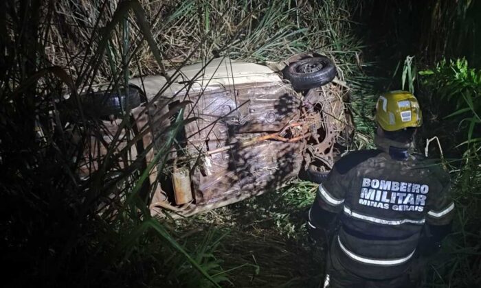 Veículo cai em talude e motorista é encontrado morto em Santos Dumont 1 Veiculo cai de talude e motorista e encontrado morto em Santos Dumont Corpo de Bombeiros