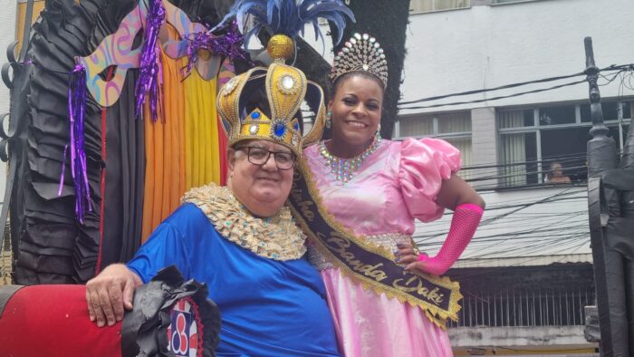 Público sente a ‘presença’ de Zé Kodak em desfile da Banda Daki 1 banda daki
