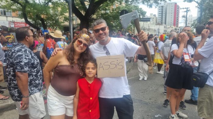 Público sente a ‘presença’ de Zé Kodak em desfile da Banda Daki 2 banda Daki