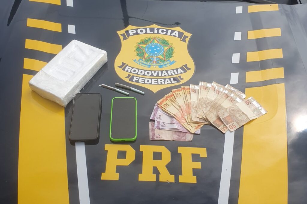 Após perseguição, motociclista é preso com tablete de cocaína na BR -116 2 Motociclista é parado com tablete de cocaína na BR-116