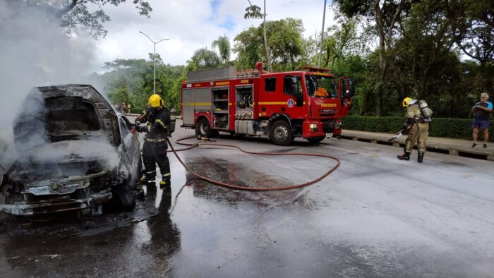 Carro pega fogo no campus da UFJF 1 WhatsApp Image 2025 03 02 at 13.51.40