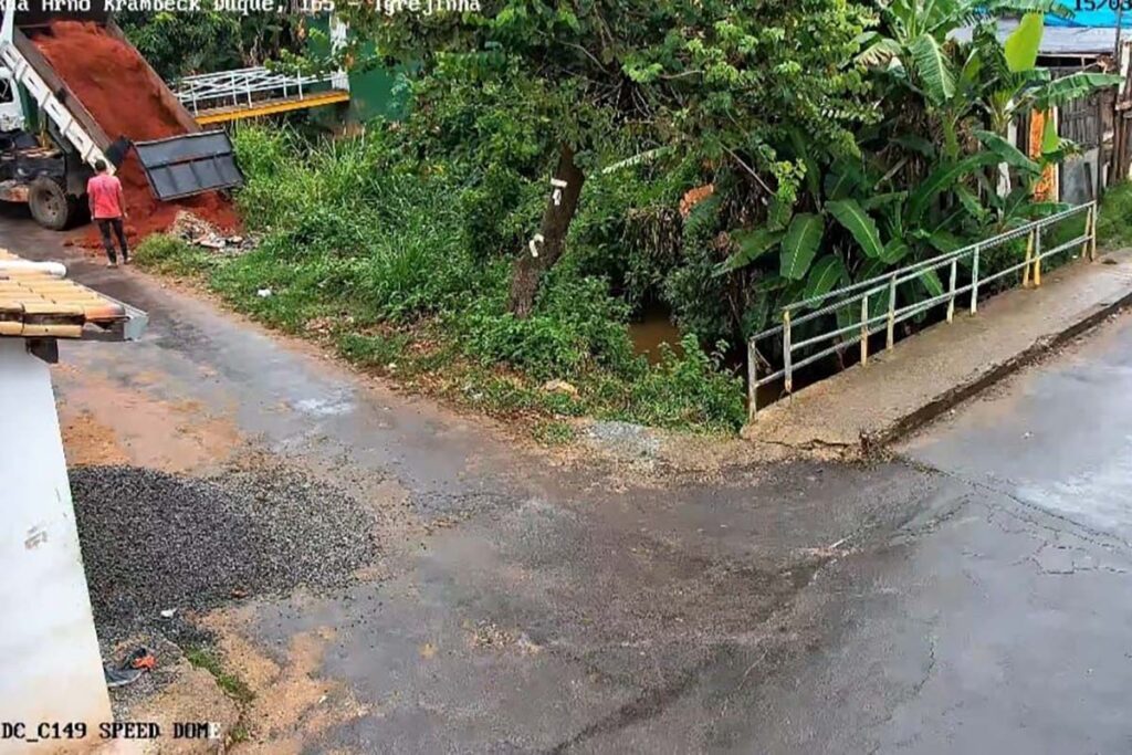 Vídeo: Homem é autuado por descarte irregular em córrego na Zona Norte 1 Vídeo: Homem é autuado por descarte irregular em córrego na Zona Norte