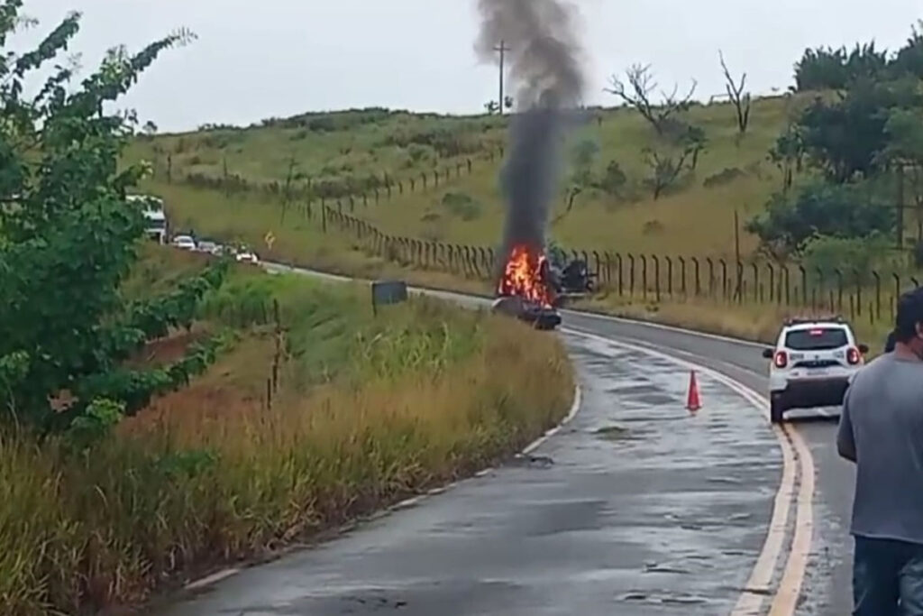 Caminhão pega fogo após batida com carro perto do Aeroporto Regional 2 acidente MG-353 fogo