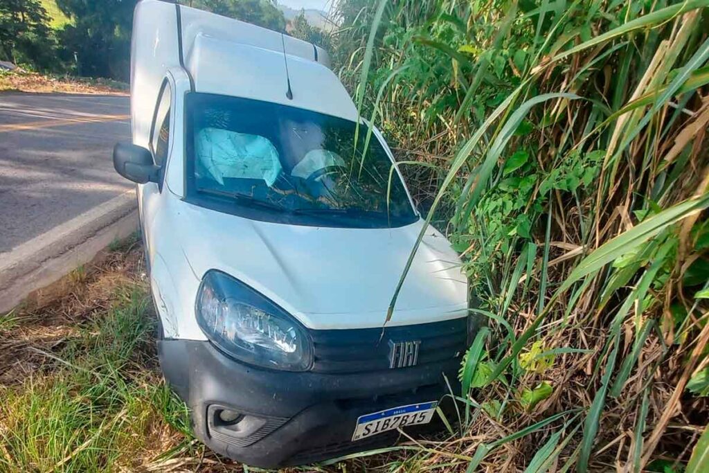 Carro de Prefeitura que transportava pacientes para hospital colide na BR-265 e deixa feridos 2 acidente 353 divulgacaopmr
