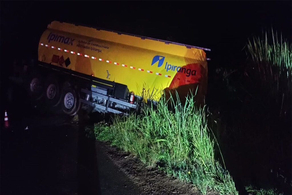 Caminhoneiro sofre ferimentos graves em acidente na MG-353 1 acidente MG-353