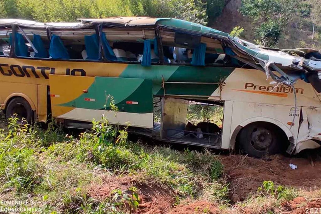 Vítima de acidente de ônibus em Leopoldina irá receber R$14 mil por danos morais 1 acidente leopoldina corpo de bombeiros