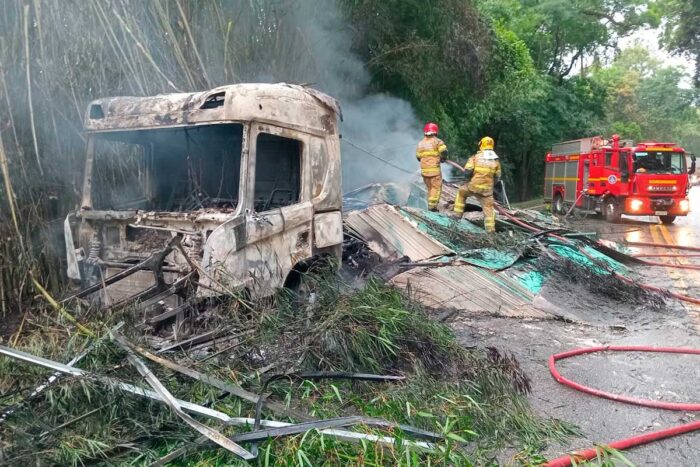 Caminhão pega fogo na BR-040 e deixa rodovia interditada 1 caminhao incendio br 040 by bombeiros editada