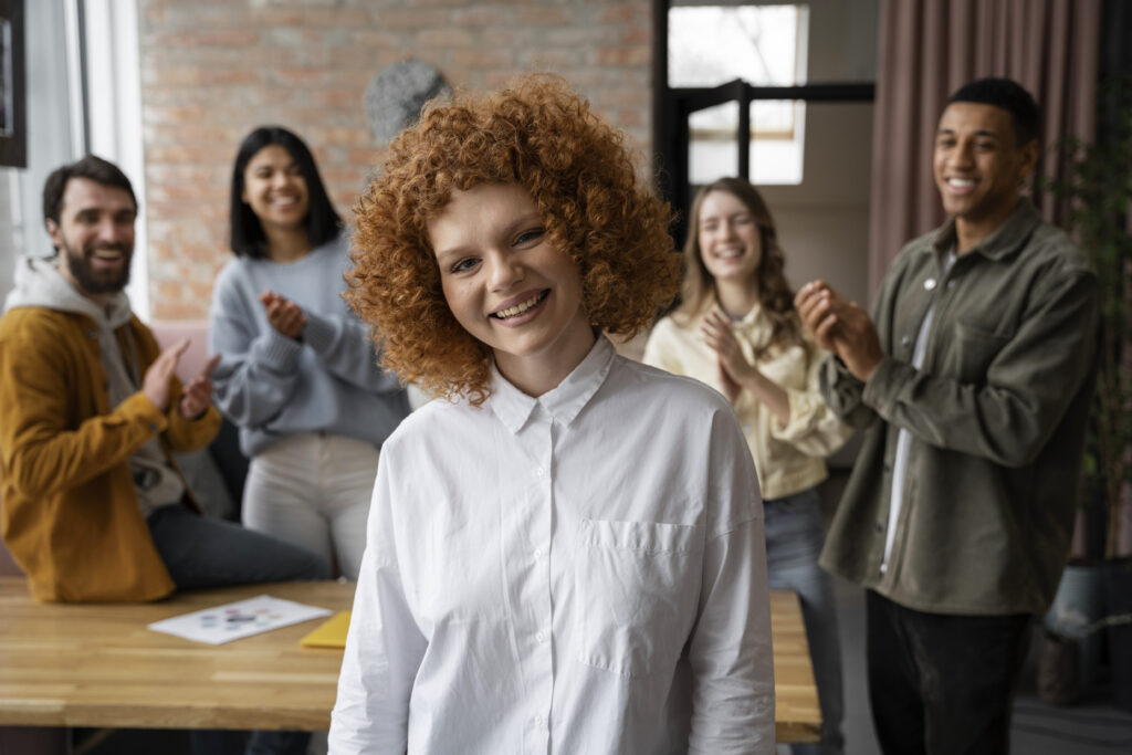 Career catfishing e office ghosting: o que está por trás desses comportamentos da geração Z? 2 co working people working together