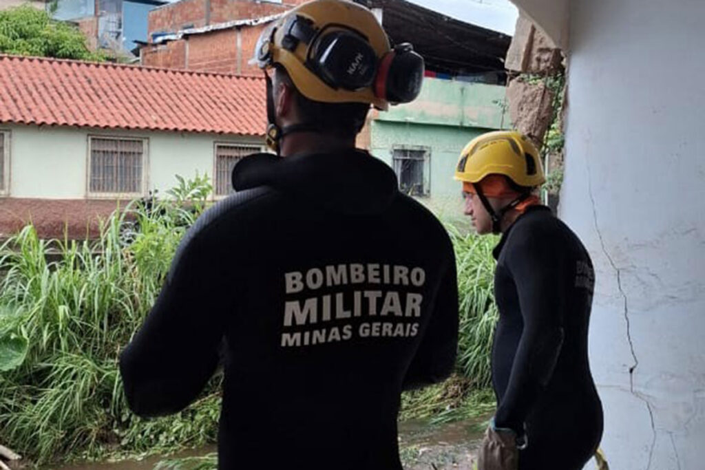 Depois de fortes chuvas, correnteza arrasta parte de casa em São João del Rei 2 correnteza casa