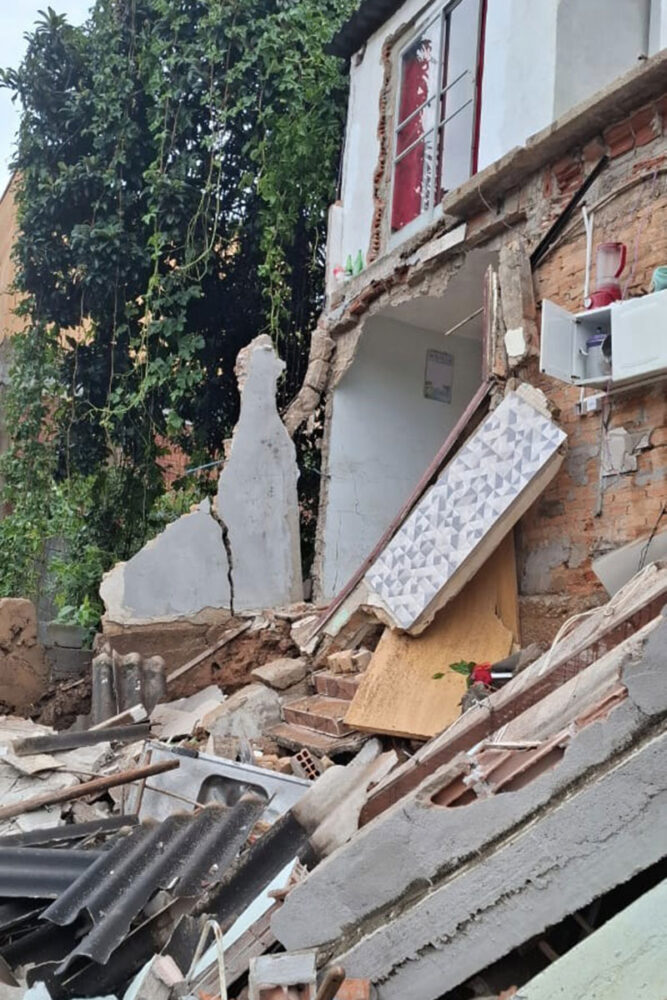 Depois de fortes chuvas, correnteza arrasta parte de casa em São João del Rei 1 correnteza casa