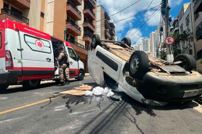 Após colisão, furgão capota no Cascatinha e motorista fica ferido 1 furgao capota cascatinha foto pamela costa
