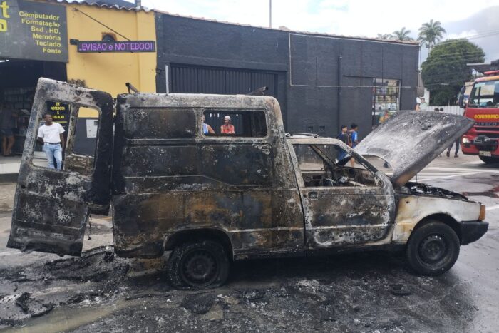 Chamas destroem carro na Zona Norte; não houve vítimas 1 Carro pega fogo na Zona Norte