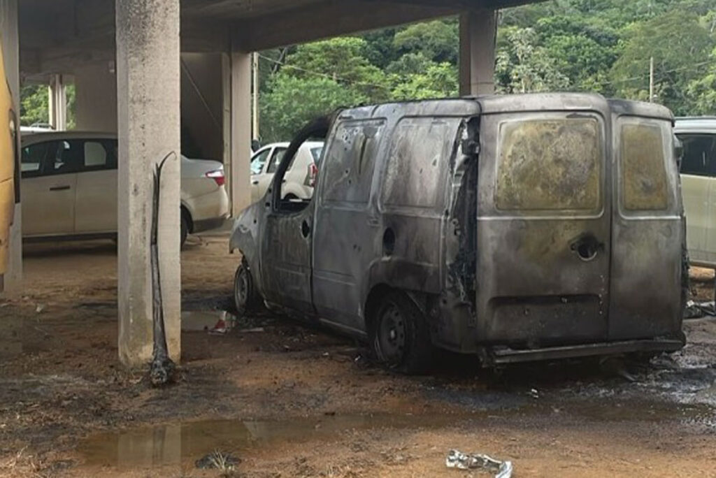 Incêndio atinge ambulância e carros no pátio da Prefeitura de Guarani 2 incêndio em guarani