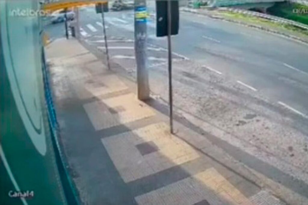 Condutor de carro envolvido em acidente que matou motociclista fez conversão proibida, diz Polícia Civil 2 Polícia Civil investiga acidente que matou motociclista no Manoel Honório