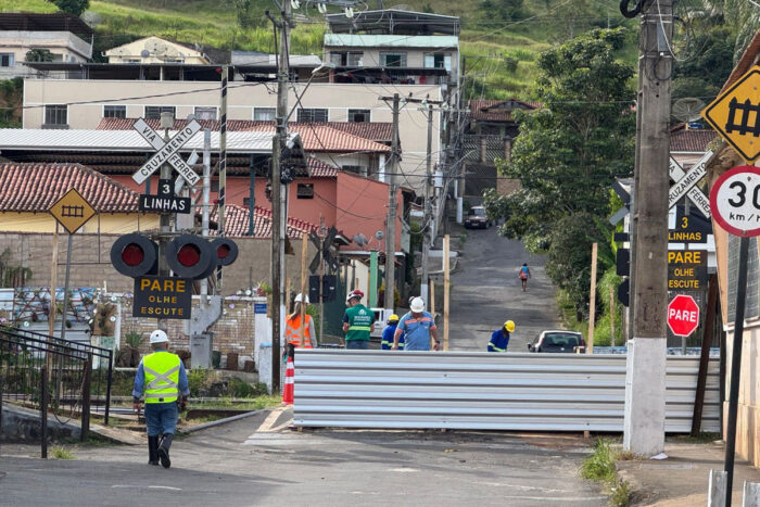 Fechamento de passagem de nível para obras causa transtornos a moradores e comerciantes 1 obras passagem de nível Matias Barbosa