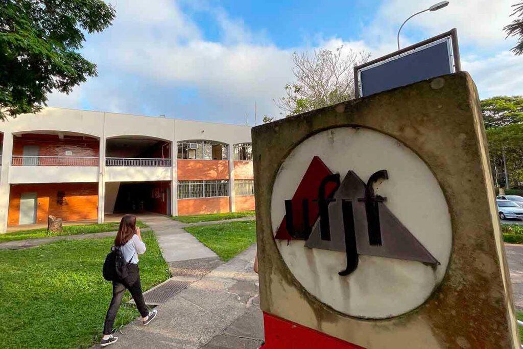 UFJF abre cinco vagas para professor substituto em Juiz de Fora 1 UFJF seleciona professores substitutos para Bioquímica, Engenharia, Serviço Social e Enfermagem. Inscrições até 29 de maio.