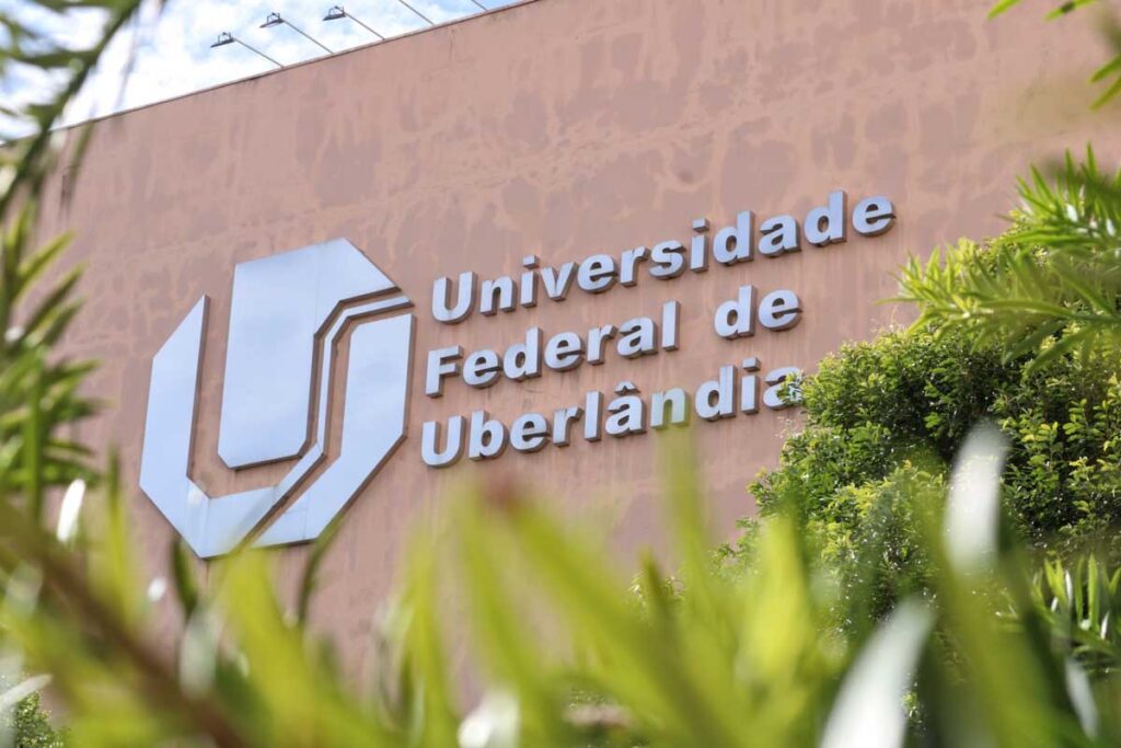 UFU abre seleção para professor com salários de até R$ 13,2 mil 1 Concurso da UFU oferece seis vagas para níveis médio e superior, com salários de até R$ 5,2 mil. Inscrições vão de 6 a 28 de maio.