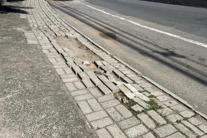 Calçada danificada na Avenida Itamar Franco oferece risco à mobilidade na Zona Sul 1 vu itamar franco