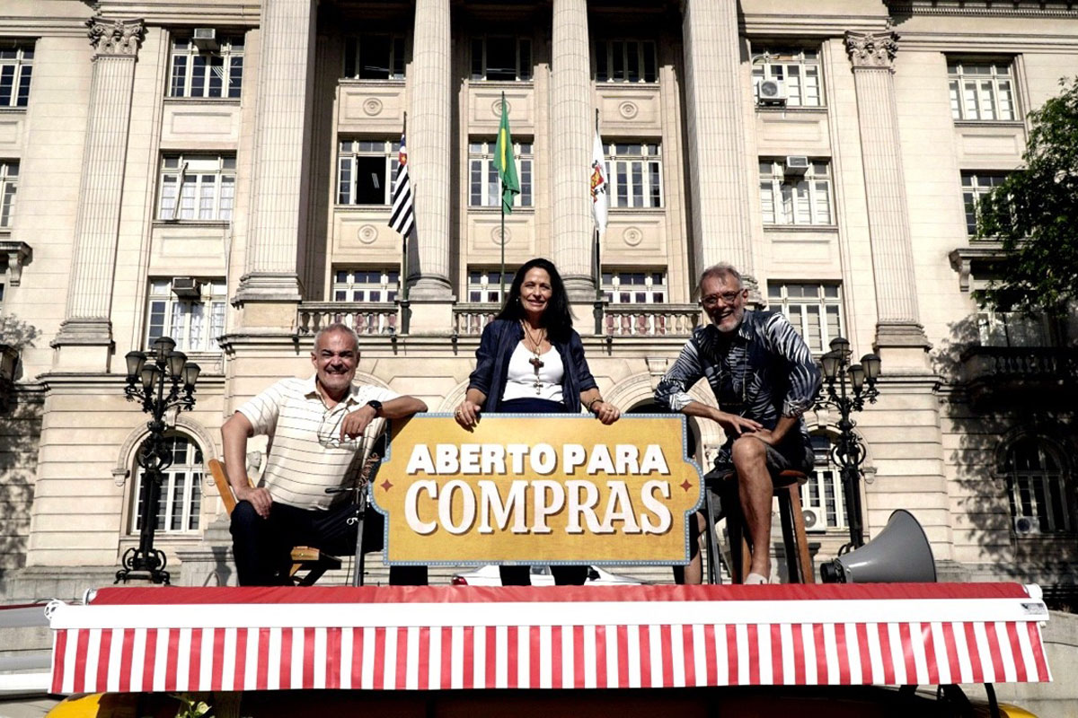 antiguidades aberto para compras