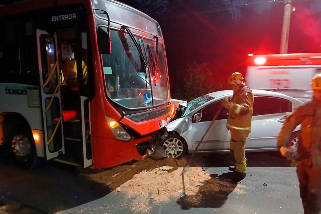 Colisão frontal entre ônibus e carro deixa seis vítimas no São Pedro 2 Ônibus e carro se envolvem em acidente no São Pedro