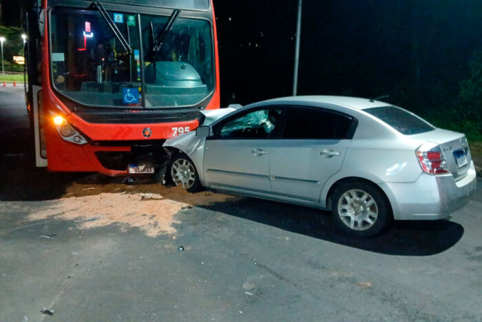 Colisão frontal entre ônibus e carro deixa seis vítimas no São Pedro 1 Ônibus e carro se envolvem em acidente no São Pedro