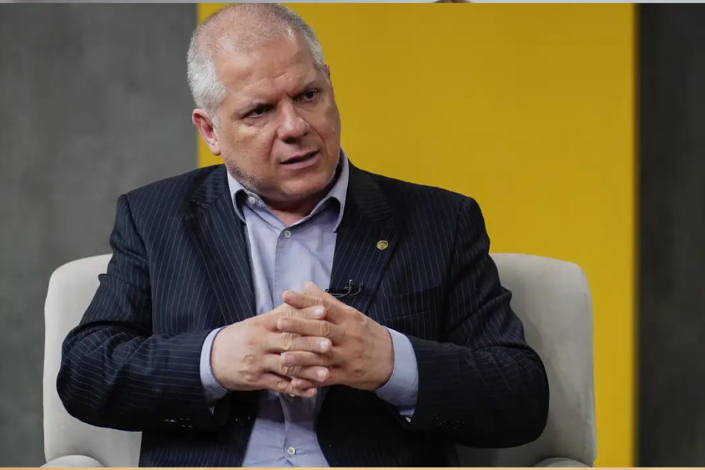 Presidente do INSS é afastado do cargo pela Justiça Federal 1 Fraude de R$ 8 bi derruba o presidente do INSS; desconto ilegal terá que ser restituído, dizem ministros