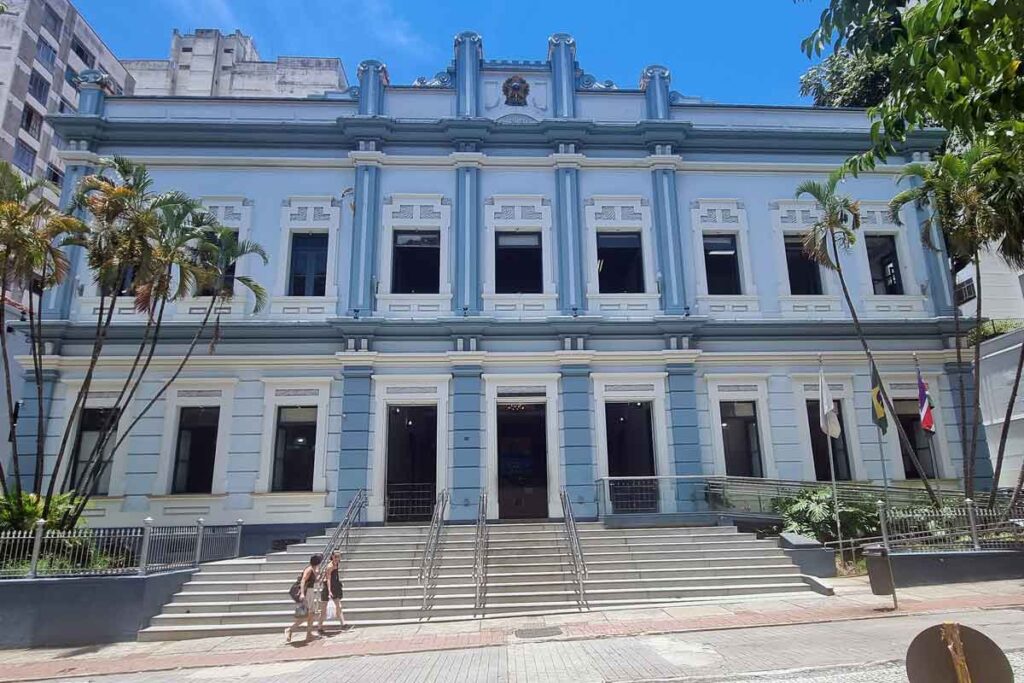 Câmara de Juiz de Fora entrega Medalha do Mérito Legislativo 2026 a 24 homenageados, incluindo Bolsonaro