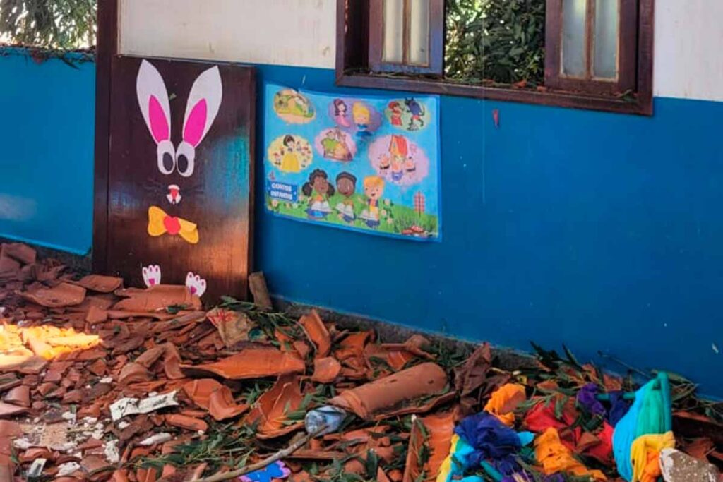 Queda de árvores destrói refeitório e atinge pátio de escola de educação infantil; bombeiros registram 31 ocorrências em JF 1 ESCOLA BORBOLETA NAYARA ZANETTI DEST
