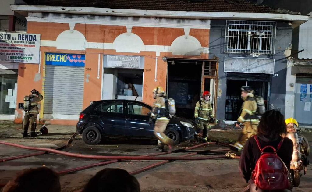 Idoso morre durante incêndio em complexo comercial 1 Incendio em complexo comercial na Avenida Sete de Setembro deixa uma vitima fatal