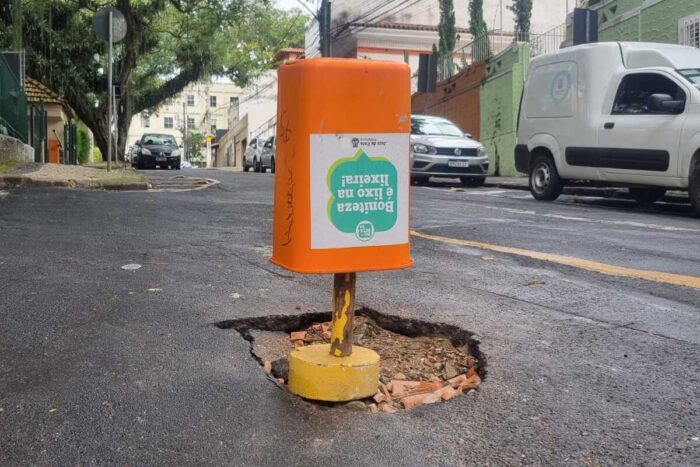Buraco no asfalto causa transtornos no Centro de Juiz de Fora 1 VU Buraco no asfalto causa transtornos no Centro de Juiz de Fora