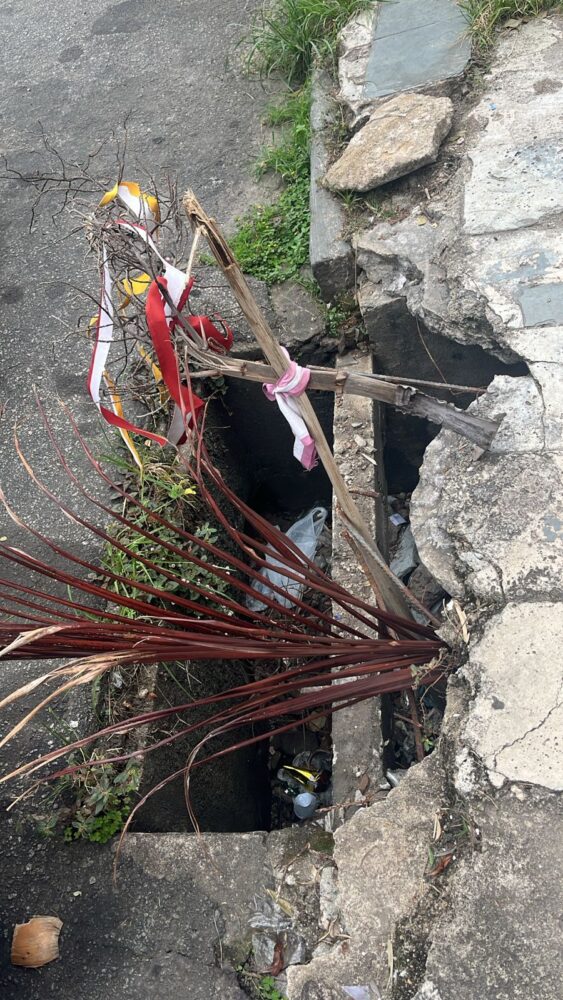 Bueiro aberto e calçada danificada preocupam pedestres na Praça Mariano 1 WhatsApp Image 2025 04 29 at 12.25.45