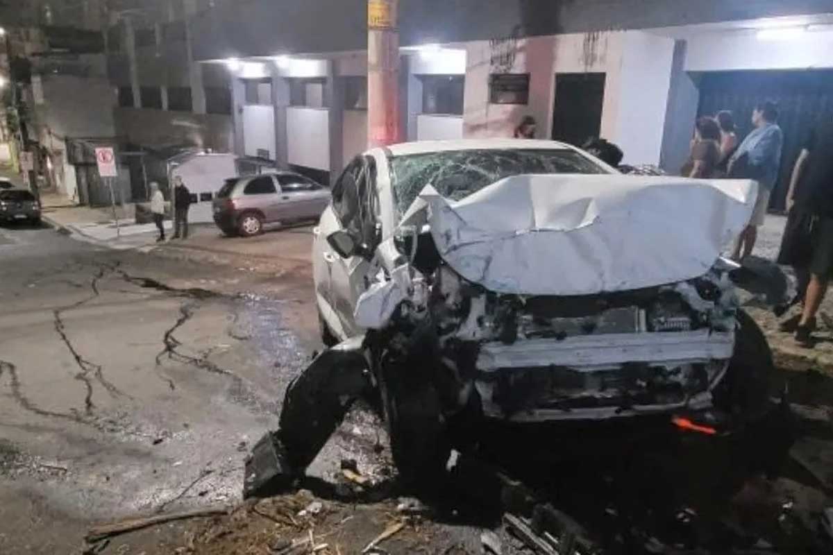 Homem sofre fratura exposta após colidir carro com muro no São Mateus