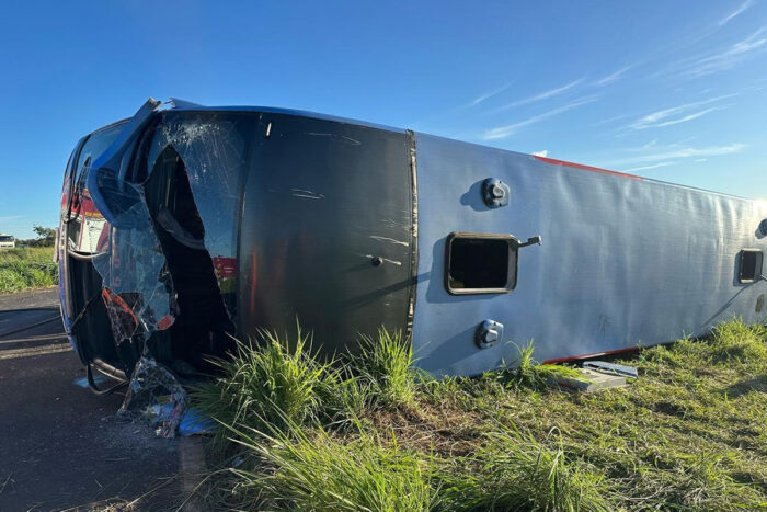 Ônibus capota em Araguari. Até agora, 11 mortes já foram confirmadas, incluindo 2 crianças. 