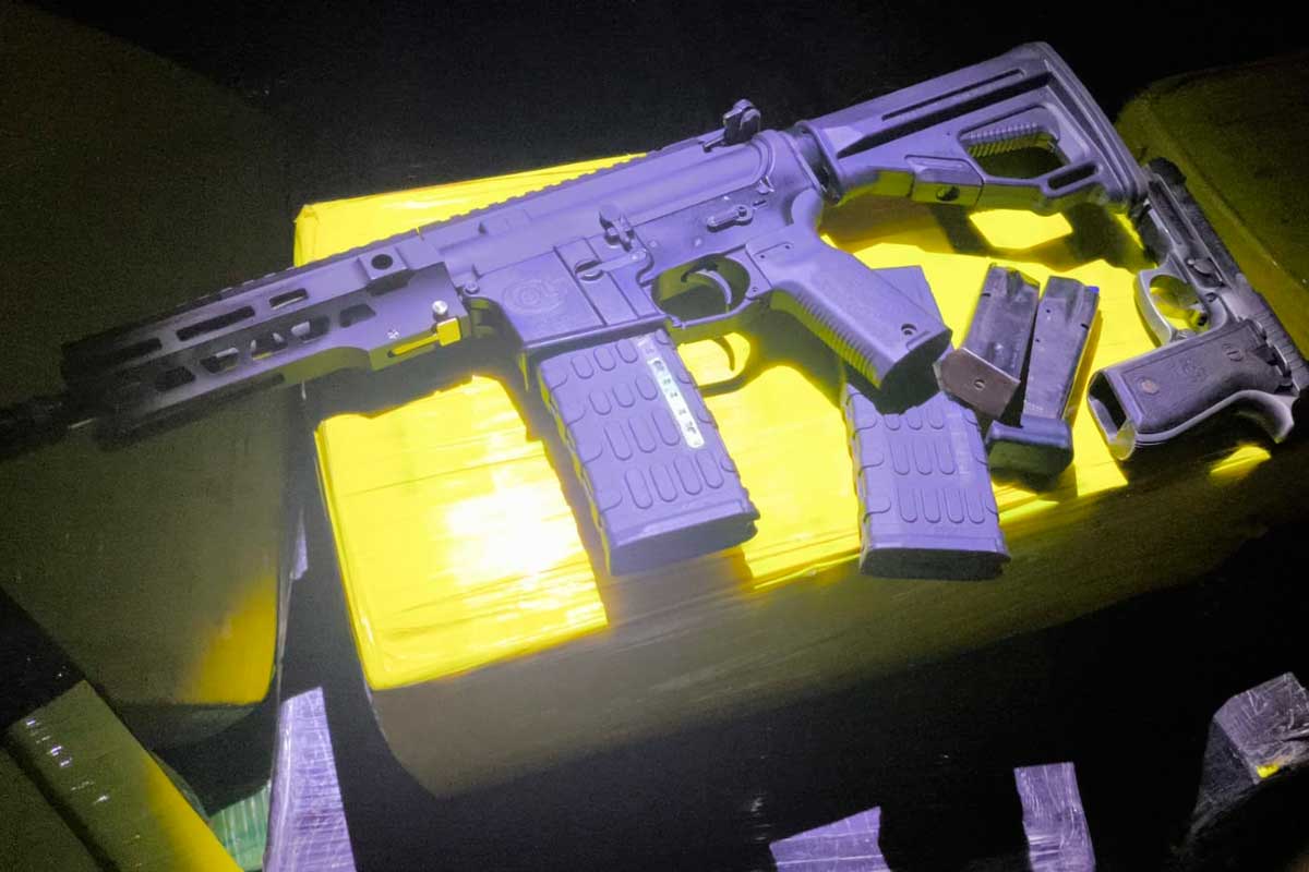 Fuzil, pistola e quase três toneladas de maconha são apreendidos na BR-040 1 br 040 apreensao maconha e fuzil foto divulgacao prf 3