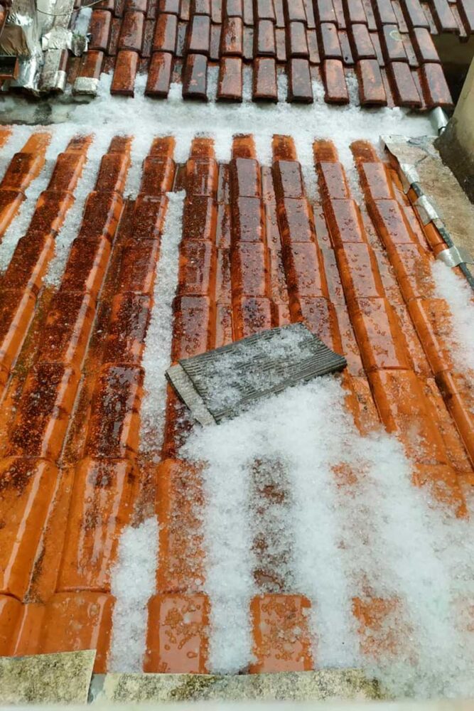 Granizo atinge casas no Bairro Cascatinha