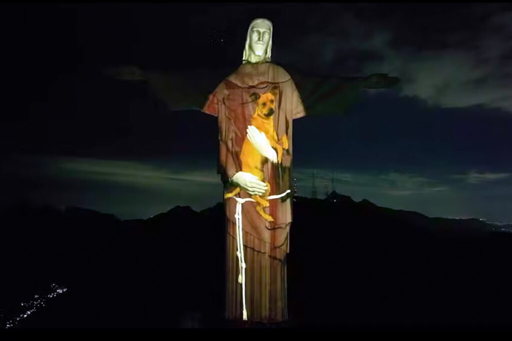 Cristo Redentor abraça vira-lata caramelo