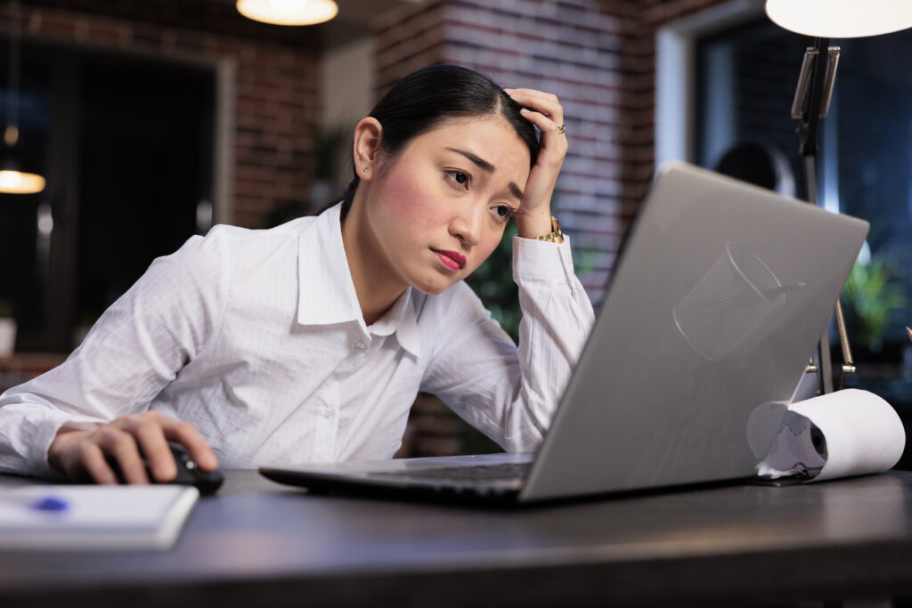 Burnout silencioso: sinais de que sua carreira pode estar te sabotando 2 fatigued marketing company employee with painful headache sitting tired office workspace exhausted financial advisor with burnout syndrome stressed because project deadline