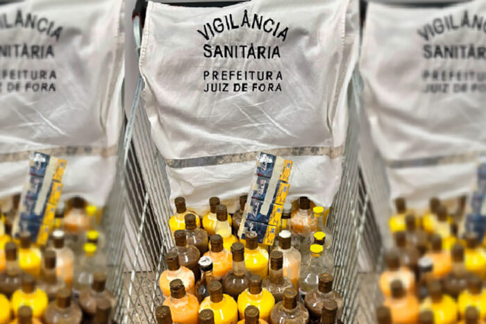 Operação descarta bebidas destiladas e produtos irregulares em Juiz de Fora 1 Bebidas e alimentos irregulares são descartados
