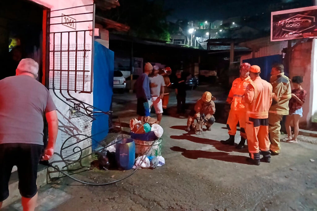 Bombeiros resgatam cachorro que ficou preso em casa durante incêndio na Serra do Bandeirantes 3 Casa pega fogo na Serra dos Bandeirantes e cão que estava no imóvel é resgatado pelos Bombeiros