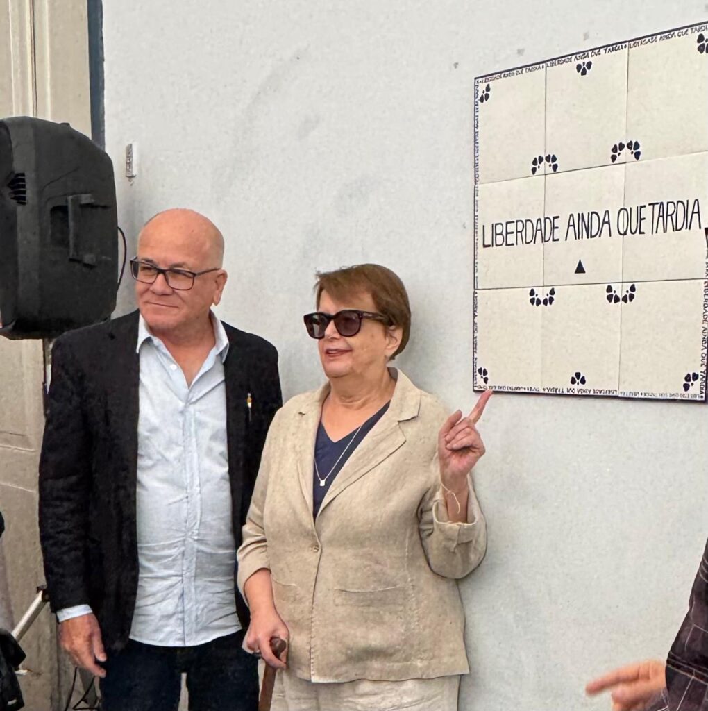 Em homenagem a vereadores cassados, Câmara inaugura o painel "Trilhas da Liberdade" 1 garotinho e margarida foto pc