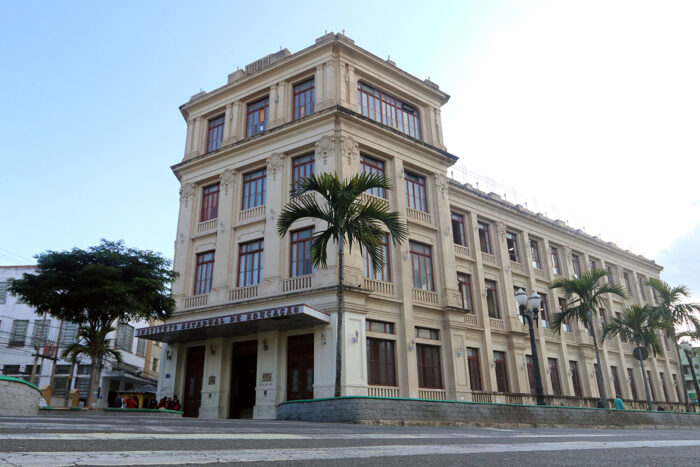 Alunos do Instituto Estadual de Educação em Juiz de Fora estão há mais de dois meses sem aulas no último horário 1 Alunos do Instituto Estadual de Educação em Juiz de Fora estão há dois meses sem aula no último horário