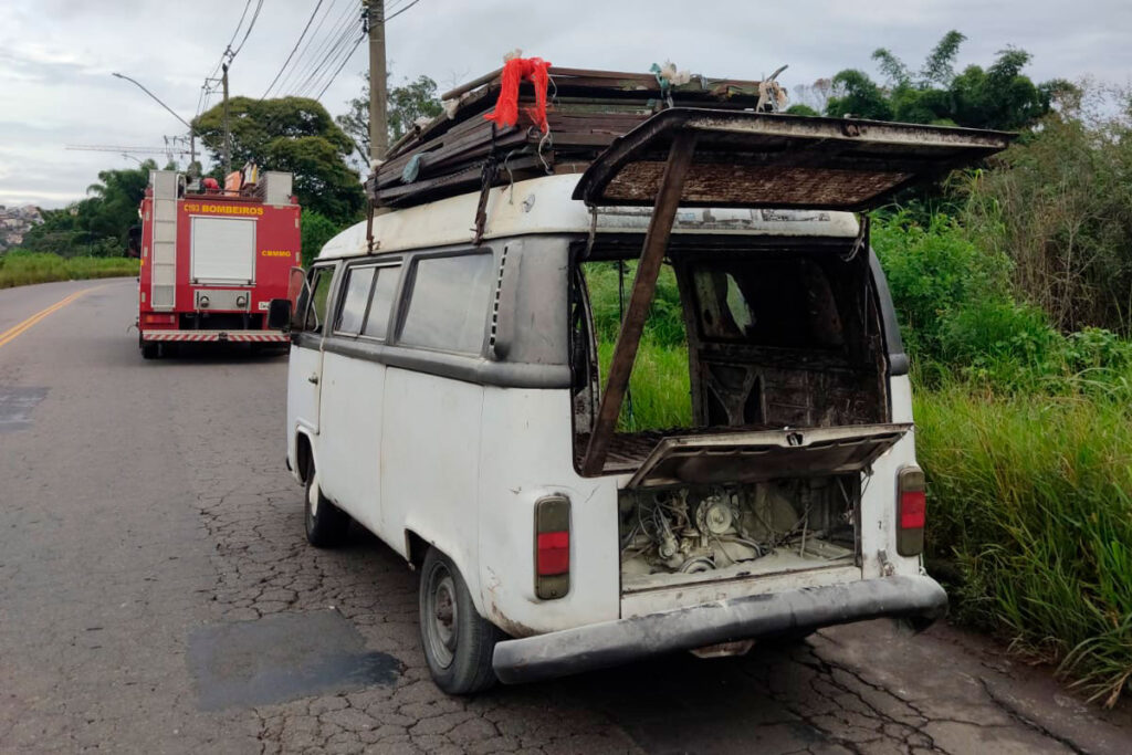 carro pega fogo no Bairro Araújo