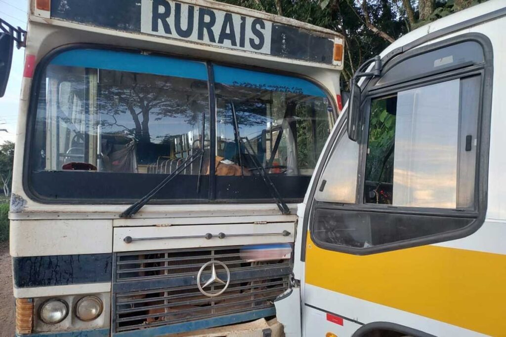 Ônibus escolar colide com outro que transportava 28 trabalhadores 2 Ônibus escolar e outro com 28 trabalhadores batem de frente