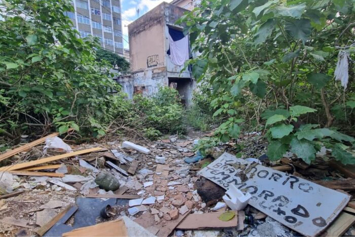 Mulher é encontrada morta no Palacete dos Fellet 1 Mulher é encontrada morta em terreno no Centro