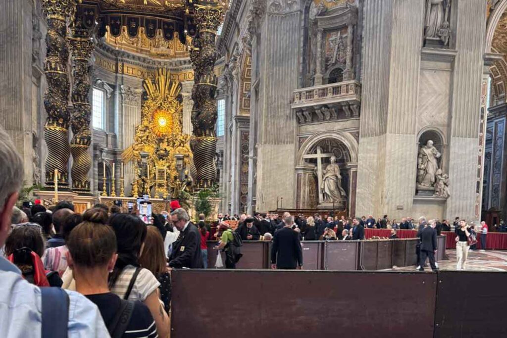 ‘Muito emocionante’: casal de Juiz de Fora participa de velório de papa Francisco no Vaticano 1 papa
