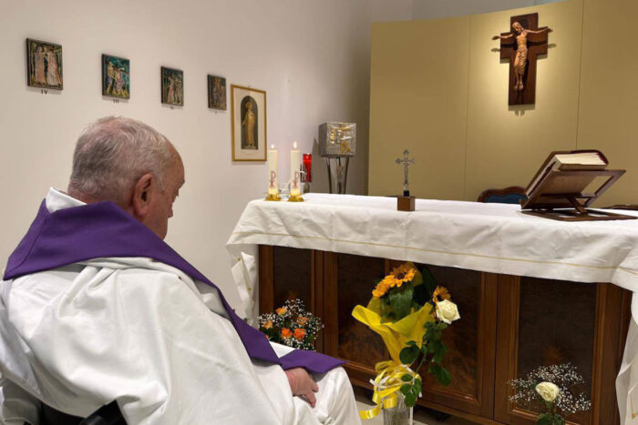 Papa simplificou o próprio funeral e será enterrado em caixão simples de madeira 1 papa2 by vatican media editada