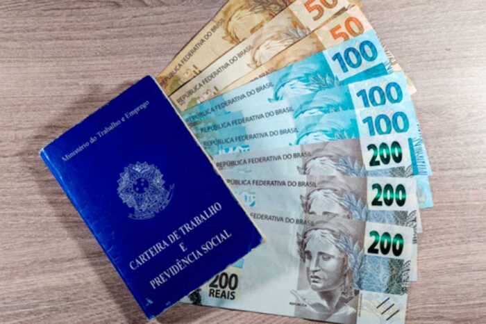 Levantamento aponta os salários médios das profissões no Brasil; confira a remuneração da sua área 1 salarios medios profissoes carteira de trabalho dinheiro foto shutterstock