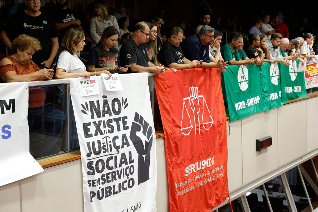 Reajuste de 5,26% para servidores da educação básica é aprovado em 1º turno 1 Reajuste de 5,26% para servidores da educação básica é aprovado