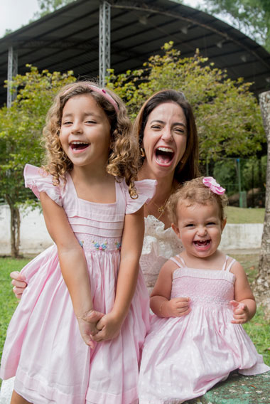 Coluna Cesar Romero – 11 e 12 de maio de 2025 25 26 Mariana Leite com suas filhas Maria Luisa e Maria Julia