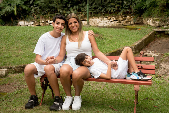 Coluna Cesar Romero – 11 e 12 de maio de 2025 34 35 Bruna Lage com os filhos Matheus e Joao